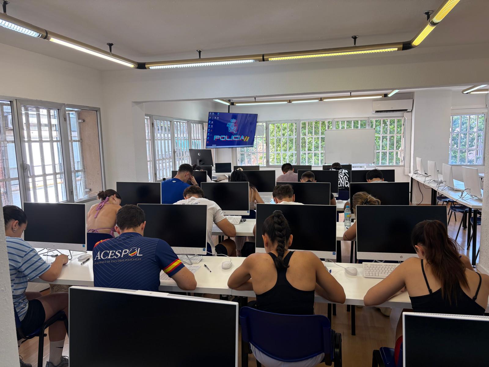 Alumnos realizando un simulacro de examen en el aula de ACESPOL La Vaguada